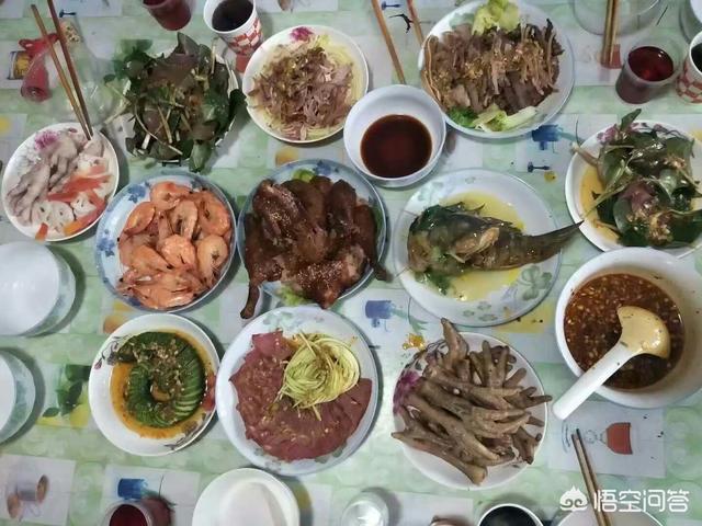 我的家鄉過(guò)年都以三十晚上為正餐，我聽(tīng)說(shuō)北方是年三十中午就開(kāi)始過(guò)年了，這是為什么？
